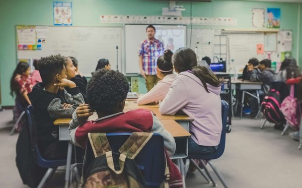 Comment les écoles peuvent-elles organiser des expositions d'art étudiant pour encourager la créativité?